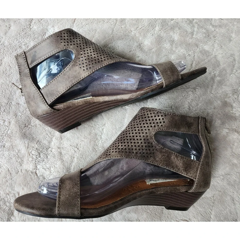 Sugar Wigout Demi Wedge Sandals Brown Perforated T-Strap Dual Buckle Womens 6.5